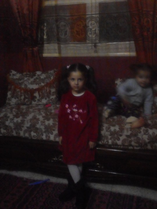 زينب مقراني مع اختها كوثر في البيت  تلعبان