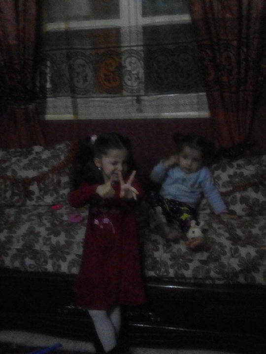 زينب مقراني مع اختها كوثر في البيت  تلعبان