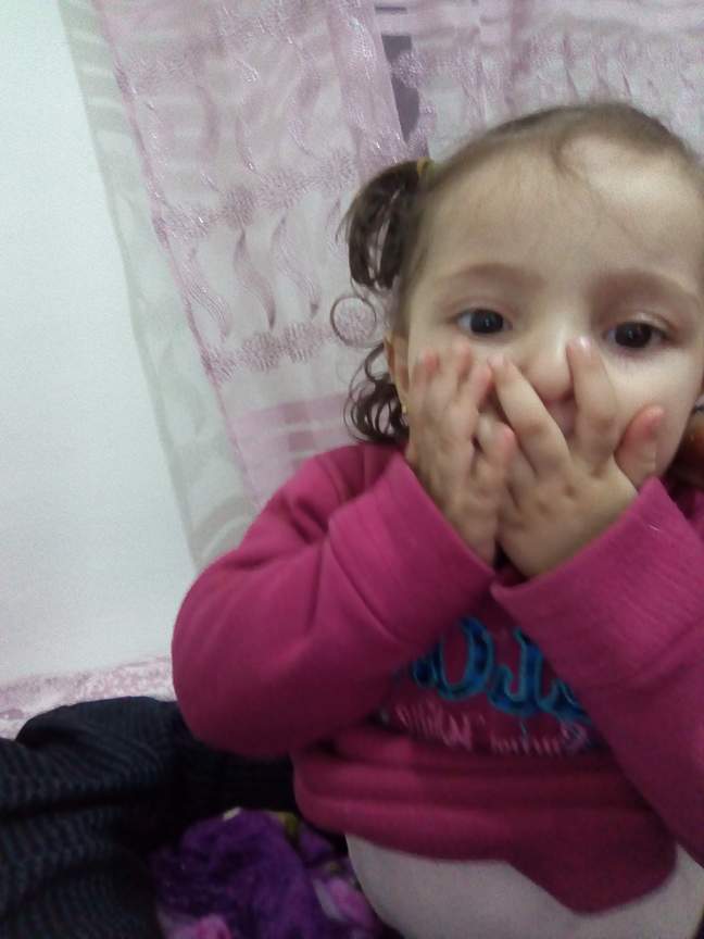 الكتكوتة  حفيدتي كوثر مقراني  وهي تزغرد بمناسبة حفل خطوبة لعمها يزيد.