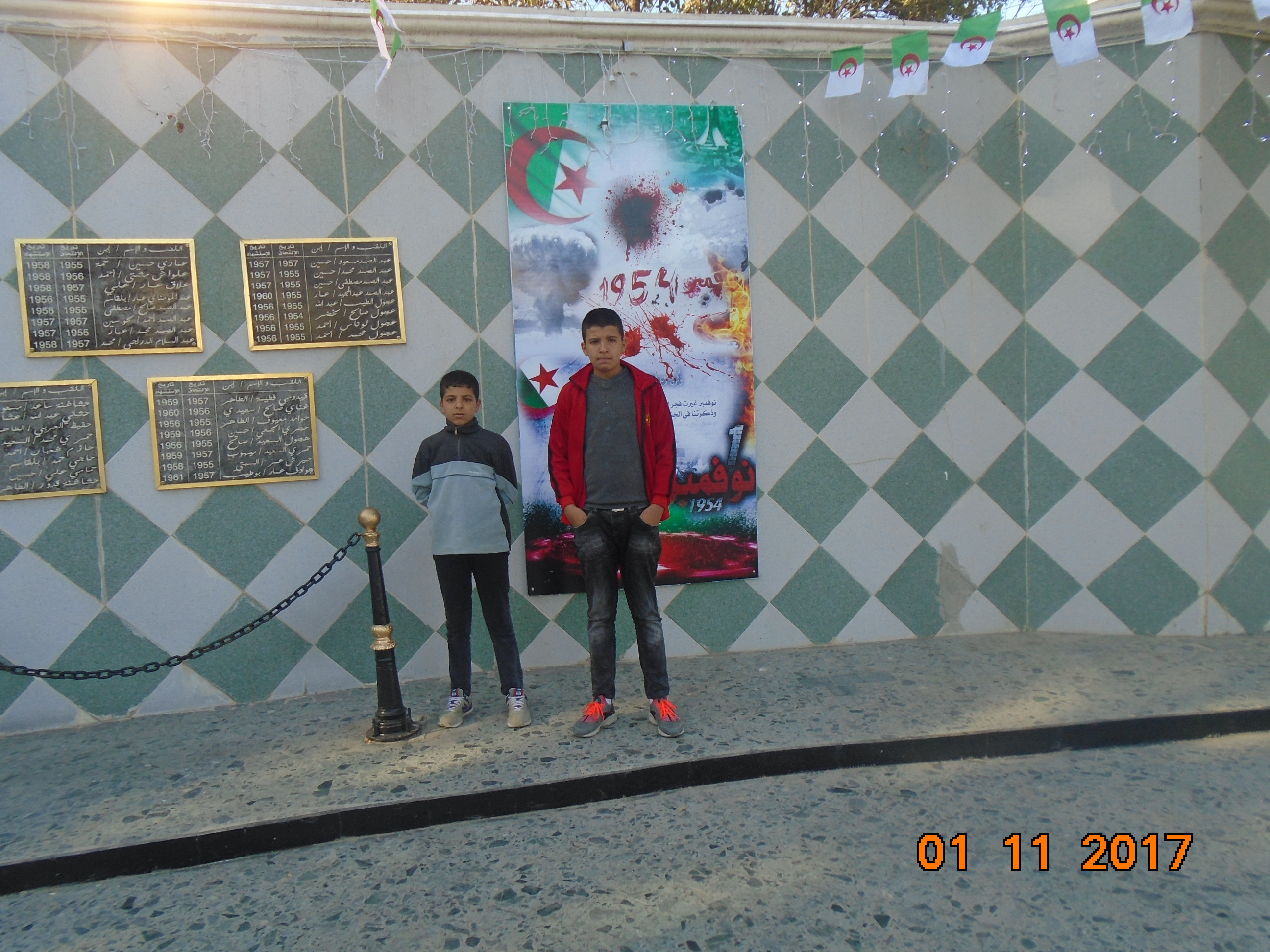 مروان وساعد مقراني بساحة الشهداء بباتنة