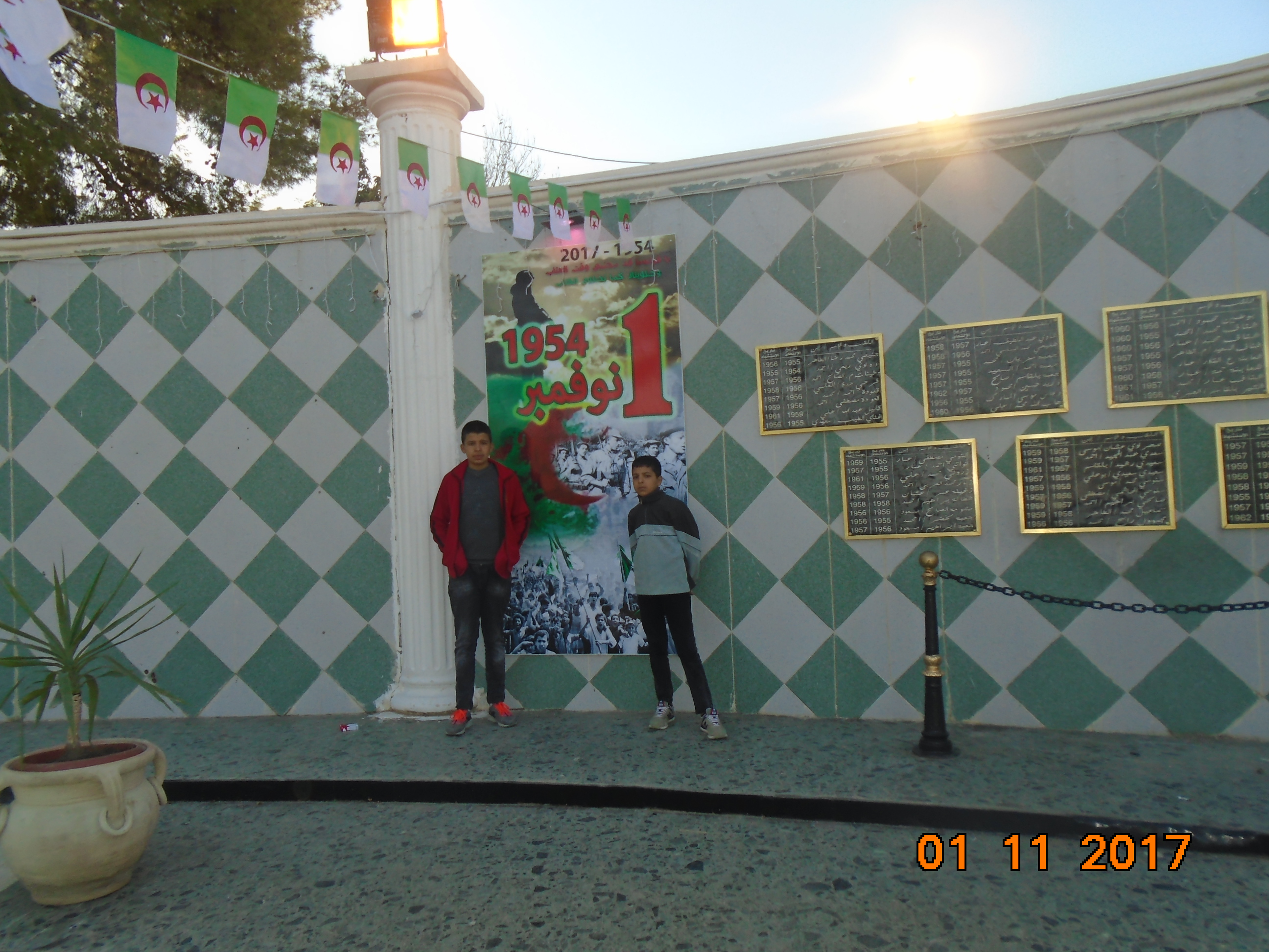 مروان وساعد مقراني بساحة الشهداء بباتنة بمناسبة عيد الثورة