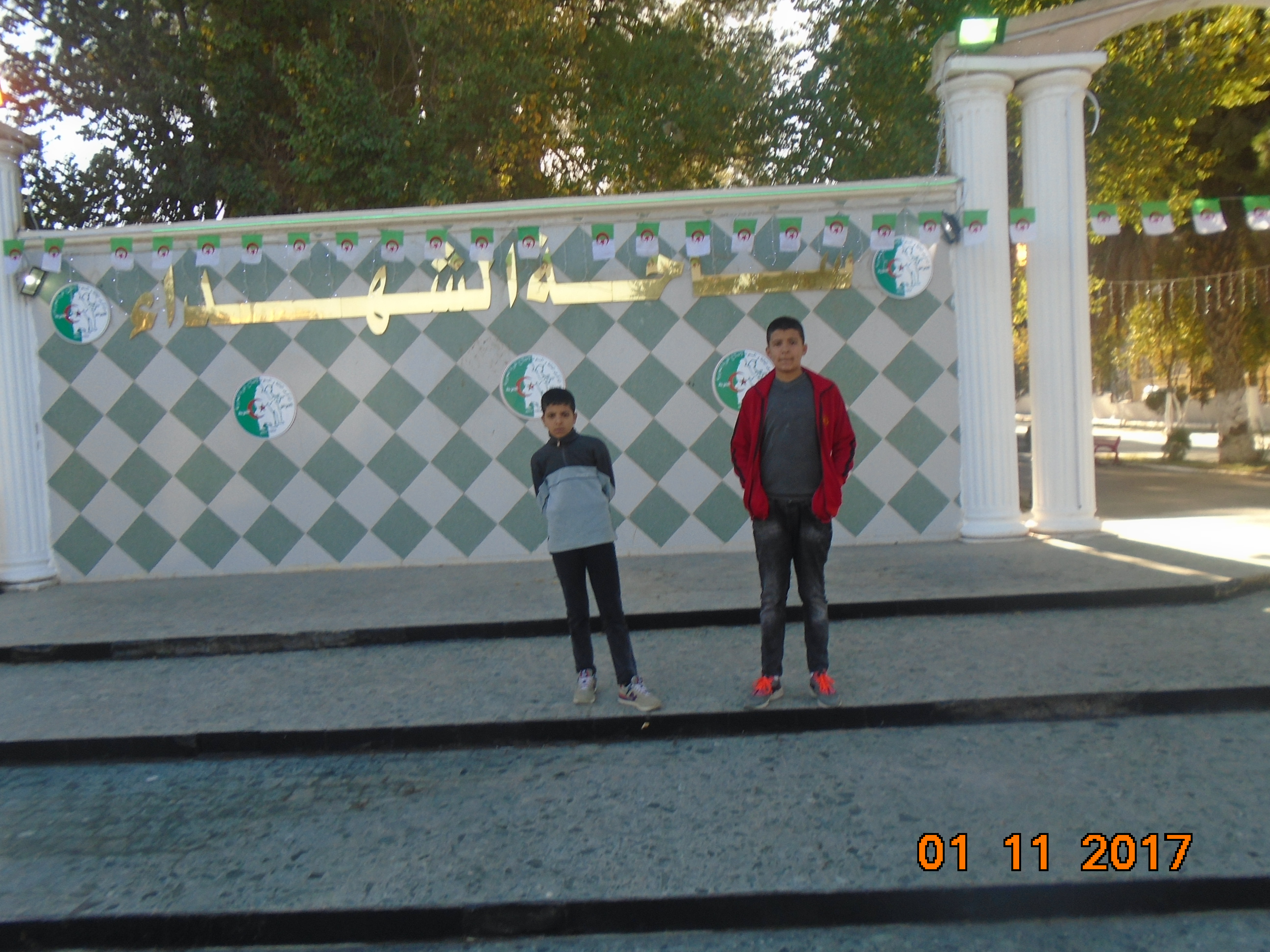 مروان وساعد مقراني بساحة الشهداء بباتنة بمناسبة عيد الثورة