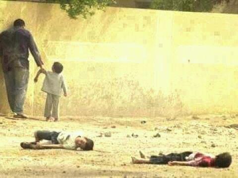 الطفل مع اباه ويقول  له لما لا ننتضر اخوتنا هو لا يعلم انهم موتي