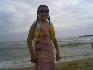 La petite Faiza, fille de Tibar sur la plage de jijel.