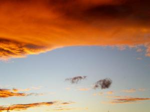 deux nuages de cendre sous un nuage de feu