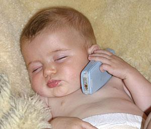 Un bébé avec un telephone