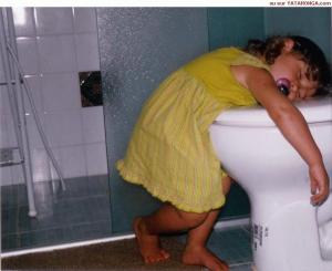 fillette dors debout