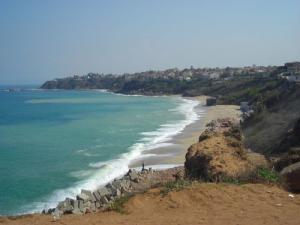 شاطئ عين طاية