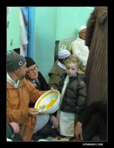 Petits et grands apprécient le couscous de la Zaouia El Memchaouiya à l'occasion du Mawlid