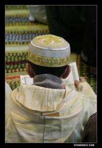 Enfant participant à la lecture d'une Selka la veille du Mouloud