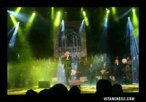 Abdou Deriassa avec le cœur de l'orchestre symphonique nationale
