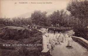 Femmes revenant du cimetière