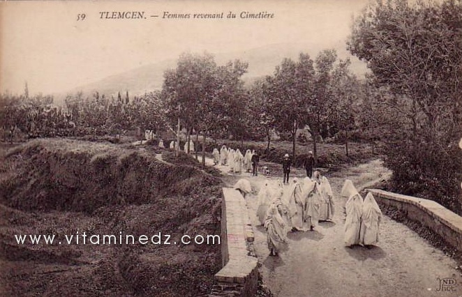 Femmes revenant du cimetière