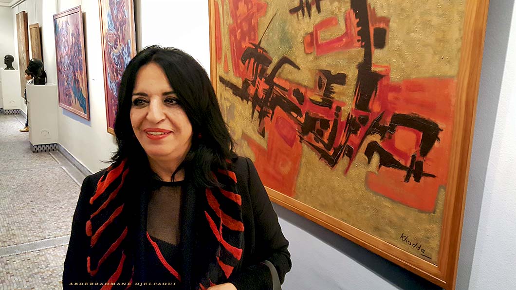 Inam Bioud devant le tableau « Talisman rouge », une huile sur toile de 1969