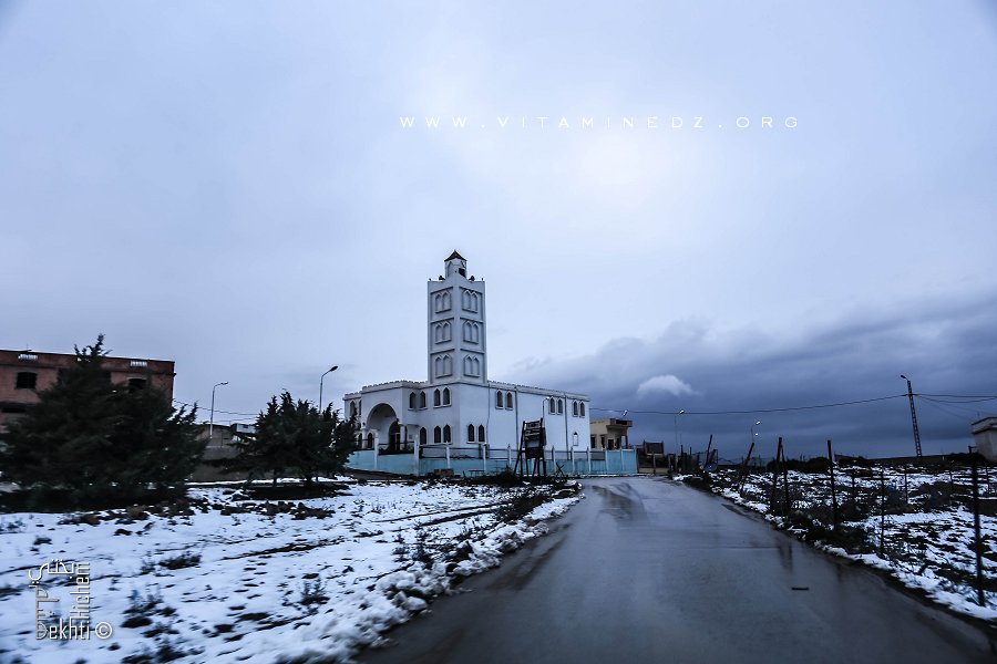 Mosquée des Ouled Youcef, près du barrage d'El Mefrouche par temps de neige ...