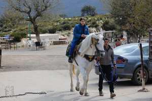 A l'entrée des grottes des Beni Add : Divers moyens de distraction (Ballades à cheval, Quadd ...)
