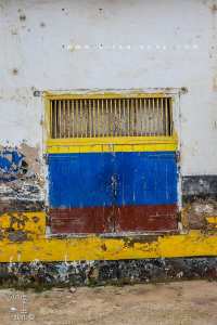 Beauté d'une porte en bois au port de Beni Saf