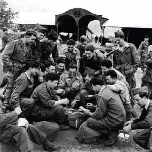 Guerre d’Algérie, reportage en zone opérationnelle dans la région de Tlemcen. Des soldats disputent une partie de belote. Juin 1956 , 1956