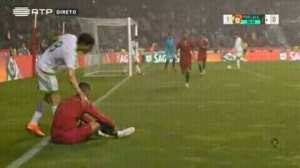 فرحات في محاولة لمس كريستيانو إذا كان حقيقي ام لا ، 😂😂حياتو كامل يلعب بيه فالبلايستيشن ما امنش بلي راه قدامو هههههه ...حقيقي والله يا فرحات هههه