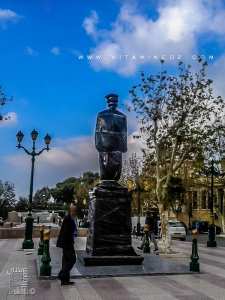 La statue de Benbella emballée avant son inauguration.