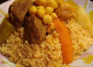 Couscous a l'agneau et sauce rouge , c'est le plat traditionnel par par excellence