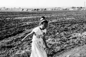 Petite fille habillée à l'occasion de la Waada d'El Ghenaina (Commune d'Amieur - Tlemcen)