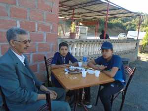 الاحفاد في جولة  سياحية بجبل شيليا مع الجد .