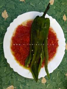 Salade de tomate rapée avec un poivron piquant grillé