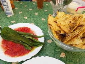 Salade de tomate avec pain syrien (خبز سوري) aux fines herbes
