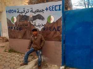 أمازيغ سعيدة يكتبون تيفيناغ في مدينة سعيدة الأمازيغية Berberes amazigh de saida