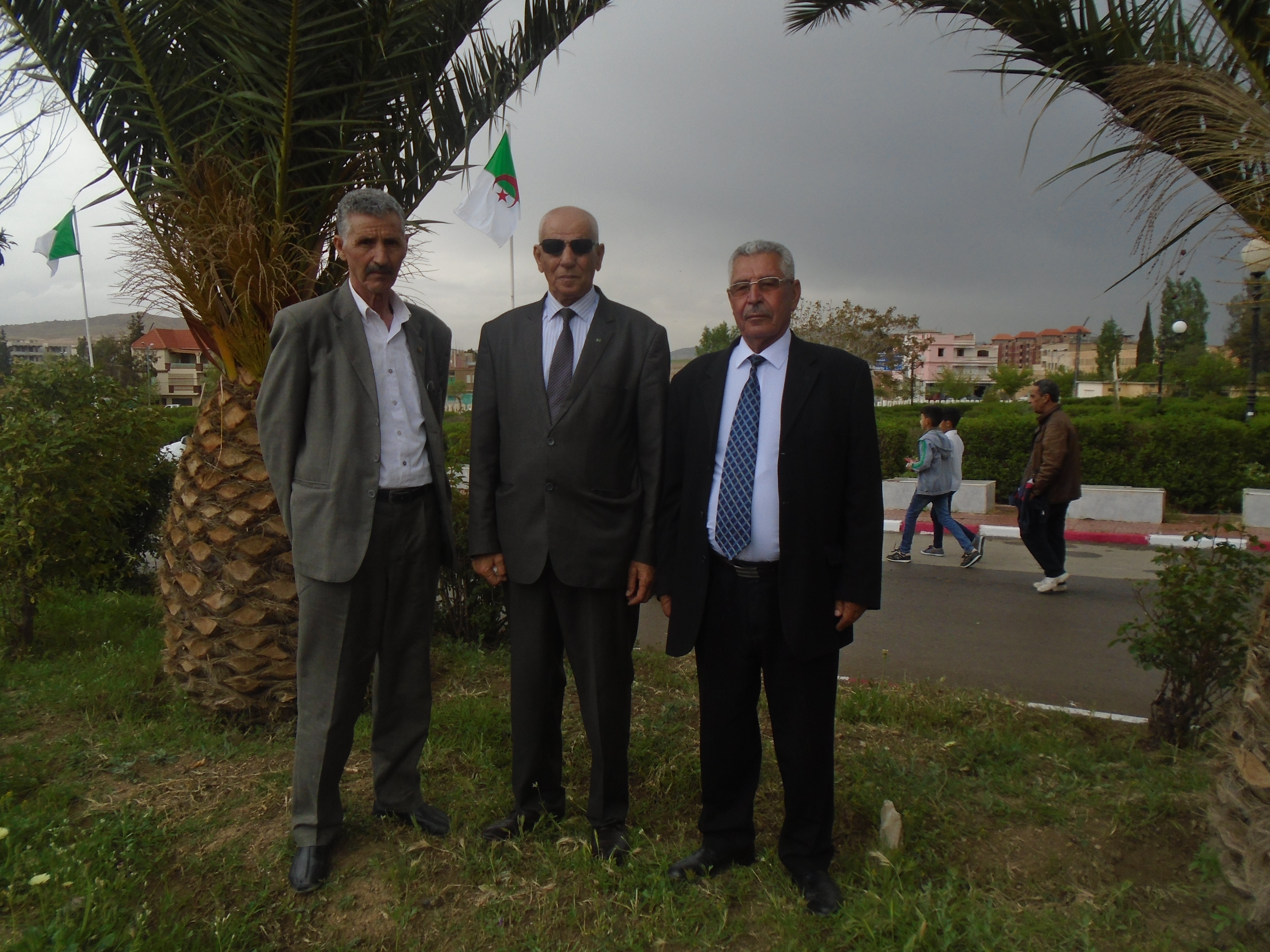 صورة ل-علي مقراني -الحاج بوفجيغن عمار-الحاج محمد بن احبسة- بساحة متحف المجاهد باتنة