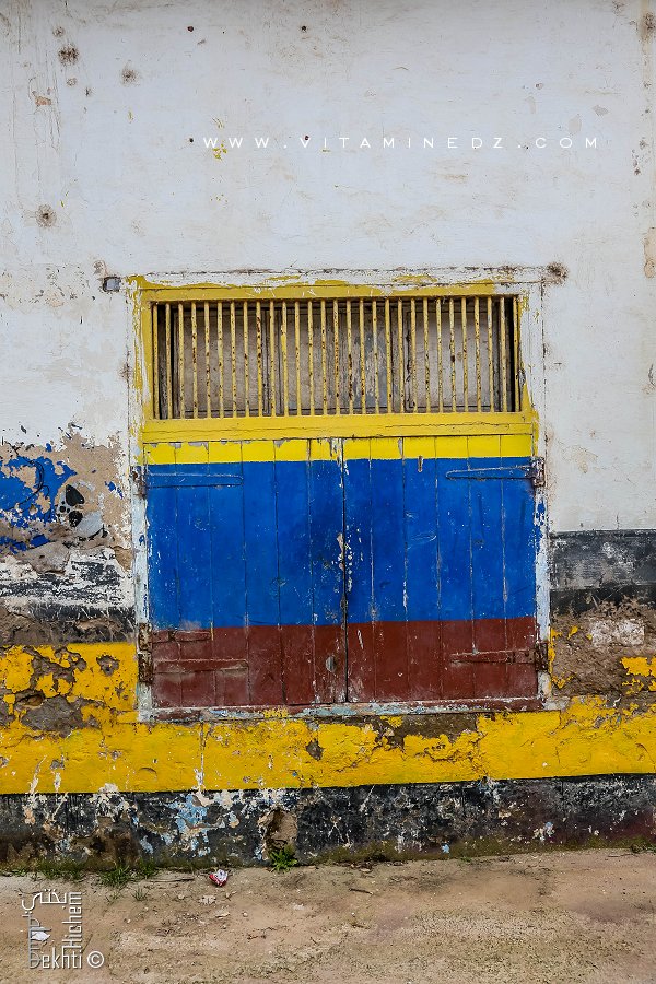 Beauté d'une porte en bois au port de Beni Saf