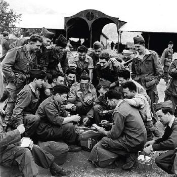 Guerre d’Algérie, reportage en zone opérationnelle dans la région de Tlemcen. Des soldats disputent une partie de belote. Juin 1956 , 1956