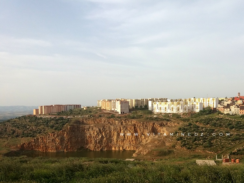#Tlemcen - #Oujlida : Des constructions au ras de la falaise d'une ancienne carrière.