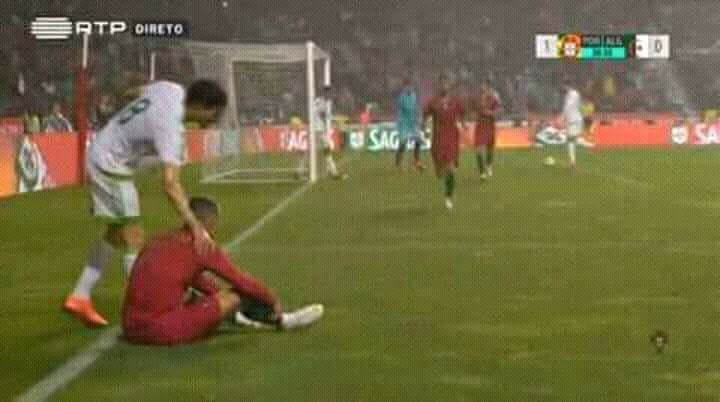 فرحات في محاولة لمس كريستيانو إذا كان حقيقي ام لا ، 😂😂حياتو كامل يلعب بيه فالبلايستيشن ما امنش بلي راه قدامو هههههه ...حقيقي والله يا فرحات هههه