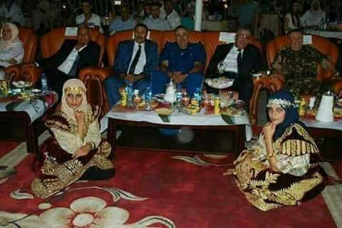 والي ولاية الطارف... والديكور décor عبارة عن جاريات من بنات الجزائر..... جاهلية .. يا ناس شدو بناتكم......!!!!!!!!