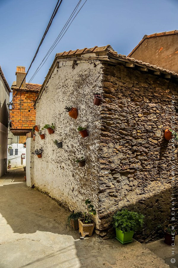 Ruelles propres et anciennes maisons de Tiferdud