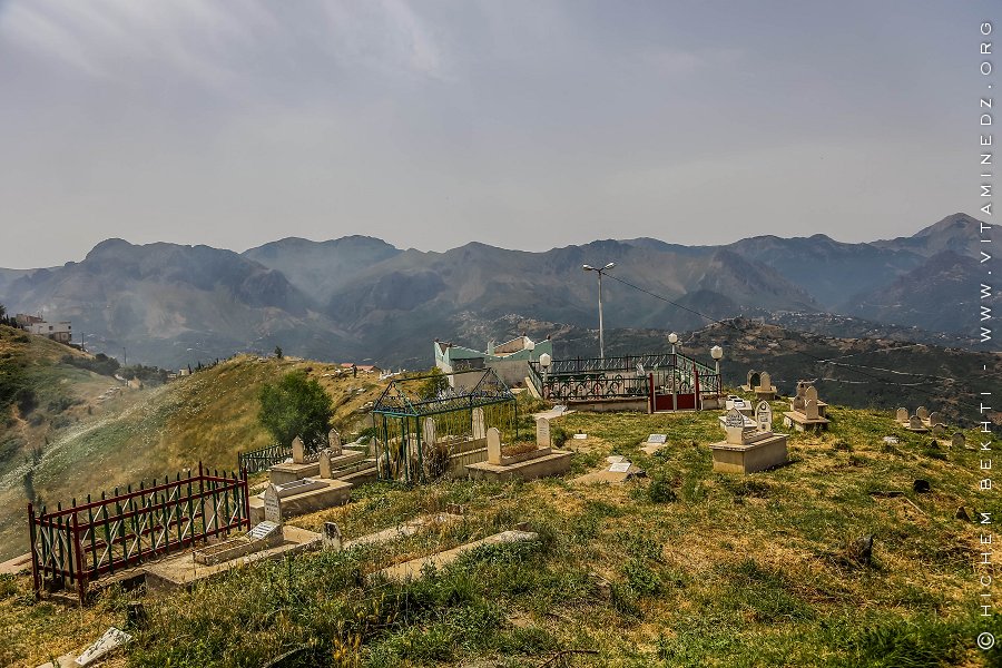 Le Cimetière de Tiferdoud (Kabylie) avec le carré des chouhadas