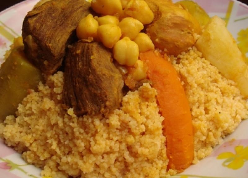 Couscous a l'agneau et sauce rouge , c'est le plat traditionnel par par excellence
