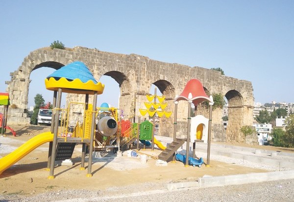 DES TOBOGGANS SOUS L’AQUEDUC ROMAIN DE CONSTANTINE:  L’improvisation de trop