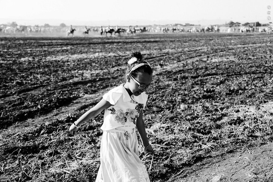 Petite fille habillée à l'occasion de la Waada d'El Ghenaina (Commune d'Amieur - Tlemcen)