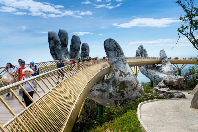 AU VIETNAM, UN SUPERBE PONT SOUTENU PAR DEUX GIGANTESQUES MAINS DE PIERRE