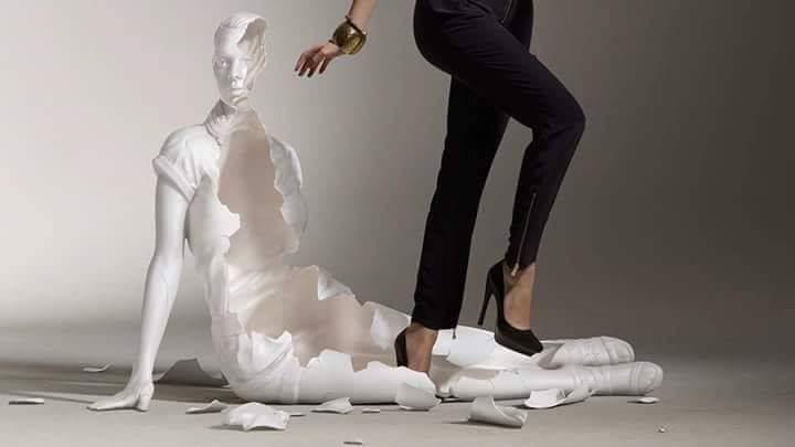 في المرأة امرأة اخرى