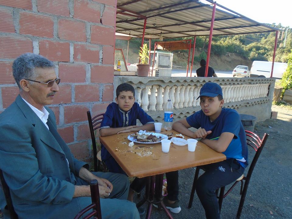 الاحفاد في جولة  سياحية بجبل شيليا مع الجد .