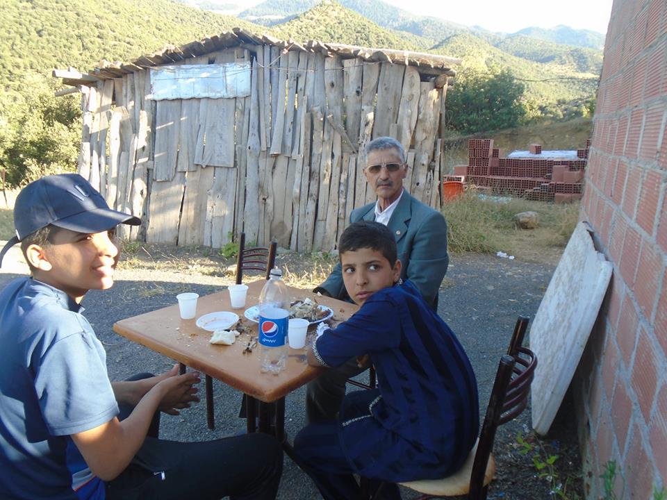 الاحفاد في جولة  سياحية بجبل شيليا مع الجد .