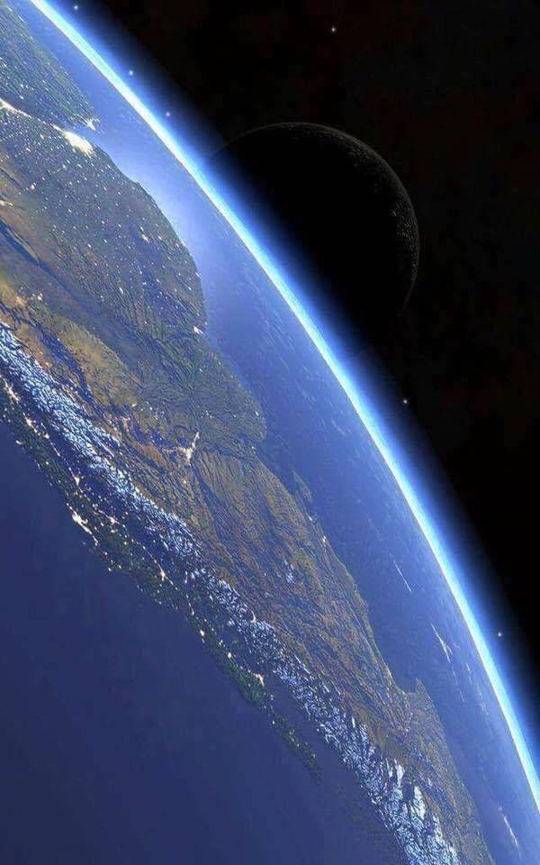 Photo impressionnante de l'Amérique du sud de l'iss, en arrière-plan vous pouvez voir la lune ISS Orbiting Earth