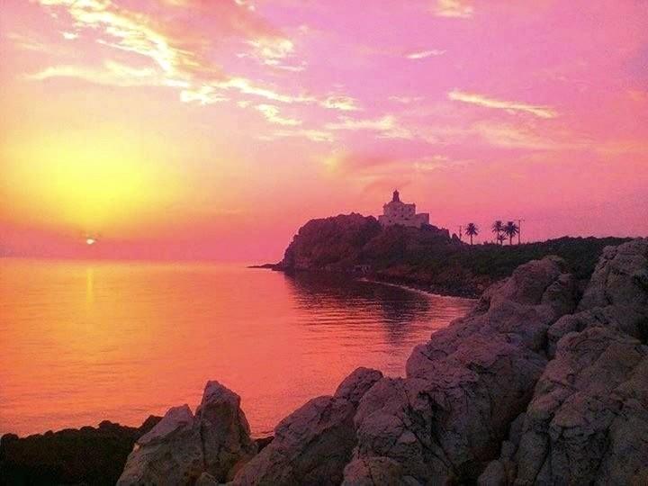 Excellente soirée, un coucher de soleil une plage du Grand phare Jijel....!
