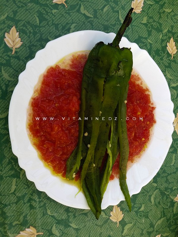 Salade de tomate rapée avec un poivron piquant grillé