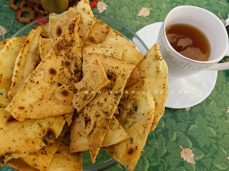 Galettes de Pain Syrien (خبز سوري) aux fines herbes servi avec du Thé