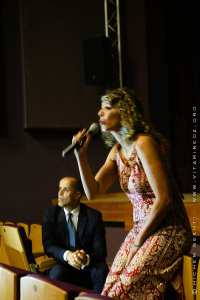 Louiza Benrezzak au Ciné club de Tlemcen : projection de son film documentaire  Terre mère